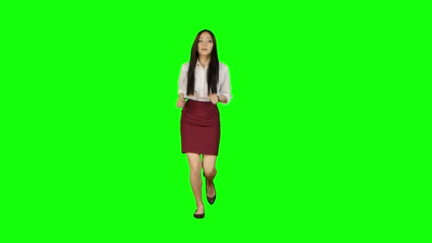 Asiatisches Mädchen, das die Straße entlang läuft und auf die Uhr schaut, beginnt zu laufen. Green Screen — Stockvideo