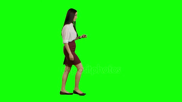 Kız, kızgın Evet önemli bir toplantıya gidiyor. Yeşil ekran — Stok video