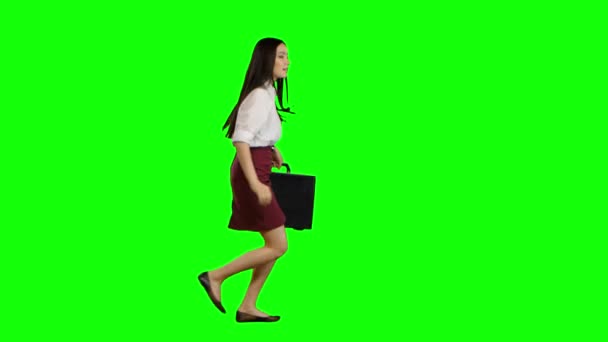 Menina asiática com uma pasta nas mãos está correndo para conversações. Tela verde — Vídeo de Stock