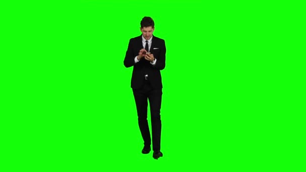 Der Geschäftsmann geht zur Arbeit und druckt wichtige Botschaften. Green Screen — Stockvideo