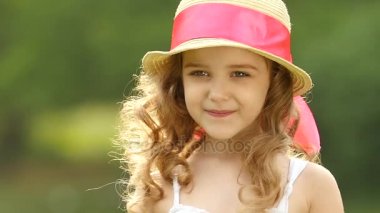 Küçük kız parkta mesafe ve rüyalar bakarak yürüyor. Ağır çekim