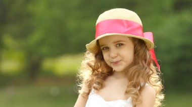 Çocuk parkta yürüyor ve bir daire içinde dönüyor. Ağır çekim