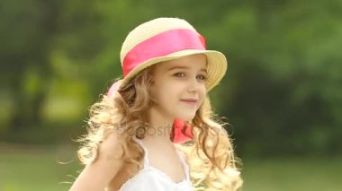 Bebek parkta yürüyor ve bir daire içinde dönüyor. Ağır çekim