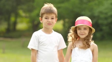 Parkta yürüyüş çocuk el ele tutuşarak ve mesafe içine arıyorum. Ağır çekim