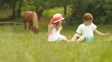 Küçük çocuk bir kız için bir buket çiçegi verir. Ağır çekim