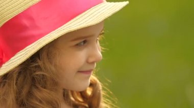 Küçük kız utanıyor, çok güzel bir kız. Ağır çekim. Yakın çekim