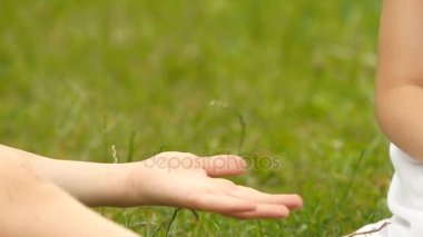 Küçük kız çocuk için elini verir. Ağır çekim. Yakın çekim