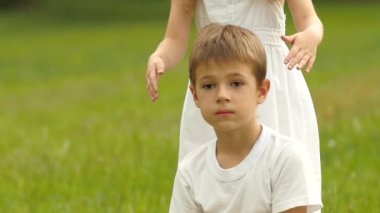 Küçük kız bir adam için gözlerini kapatır ve onu bir buket çiçekler veriyor. Ağır çekim