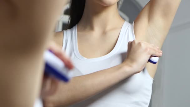 Menina na frente do espelho faz epilation sob as axilas. Fechar — Vídeo de Stock