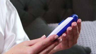 Bir el ücretsiz Epilatör tutan kadın nasıl çalıştığını inceliyor. Yakın çekim