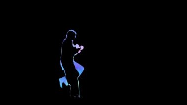 Neon hologram wushu erkekler tekmeler ve yumruklar yapıyor. Siyah arka plan