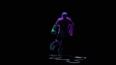 Neon gölge komplike adam siyah arka plan üzerinde gerçekleştirir. Bilgisayar işleme