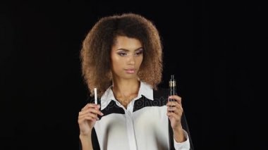 Kız elektronik sigara ve sıradan bir arasında bir seçimdir. Siyah arka plan