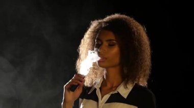 Güzel kadın e-sigara siyah arka plan