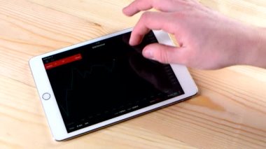 Tüccar, ekran ve Gözat borsa grafikler online çalışma