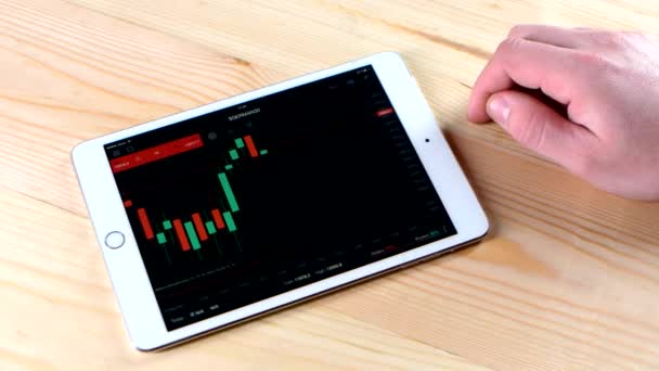 Elektronisches Chart mit Börsenschwankungen auf Touchscreen-Tablet — Stockvideo