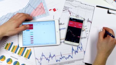 İşadamı büyüme değerli metaller için fiyatları üzerinde notlar yapar