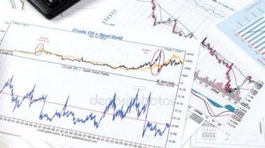 İşkadını kağıt ve tablet grafik ile çalışır. Borsa