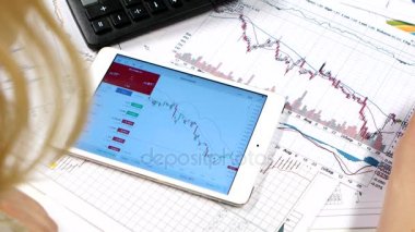 Tablet bilgisayarınızla online borsa üzerinde çalışma işkadını ticaret