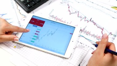 Eller kadının tablet online borsa üzerinde inceden inceye gözden geçirmek. Ticaret