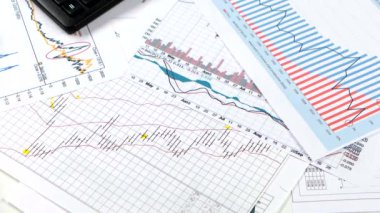 İş kadını ile grafik tablet ve kağıt üzerinde çalışır. Borsa