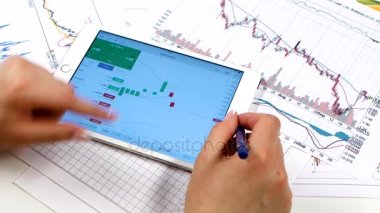 Ticaret, iş kadını online borsa tablet bilgisayar ile çalışma