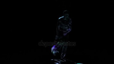 Neon kontur komplike adam siyah arka plan üzerinde gerçekleştirir. Bilgisayar işleme