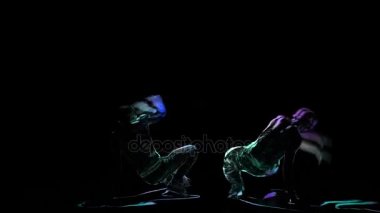 Bilgisayar grafikleri, siluet iki adamın brakedance siyah arka plan üzerine gerçekleştirmek