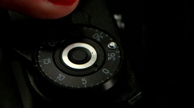 Eski fotoğraf makinesi Obtüratör butonuna ve basılı kız closeup