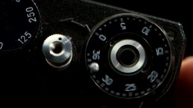 Retro fotoapparat closeup ayrıntılı. Film sarma düğmesine basarak