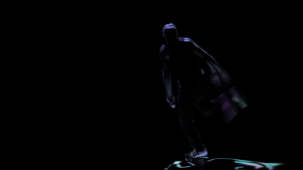 Breakdancer εκτελεί σε μαύρο φόντο. Επεξεργασία με το νέον περίγραμμα στον υπολογιστή — Αρχείο Βίντεο