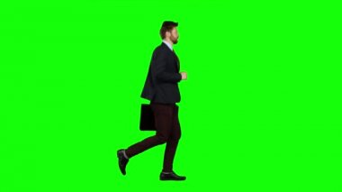 Adam elinde bir çanta koşuyor, üzerinden atılıyor. Yeşil ekran