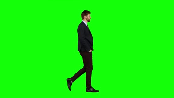 Mann geht ruhig die Straße hinunter, er ist glücklich. Green Screen — Stockvideo