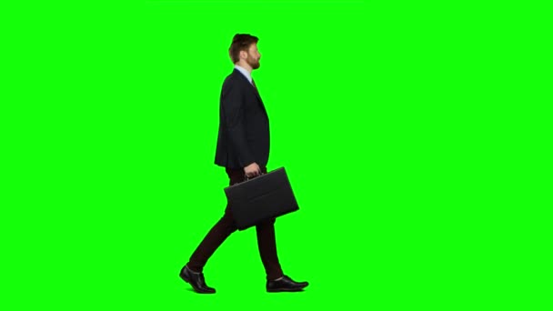 Mann hält Aktentasche in der Hand, er rauscht drüber. Green Screen — Stockvideo