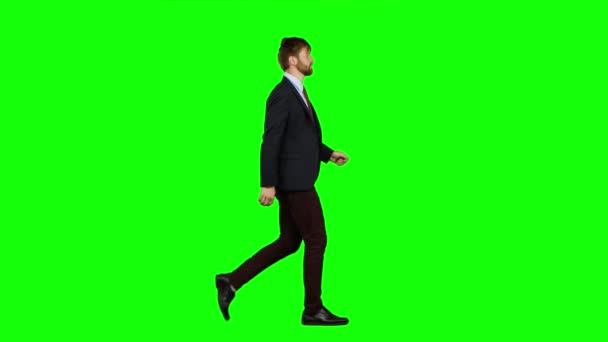 El hombre camina tranquilamente por la calle, es feliz. Pantalla verde — Vídeos de Stock