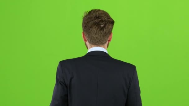 ビジネスマンが会議に行くと、挨拶を振ってします。緑色の画面。背面図 — ストック動画