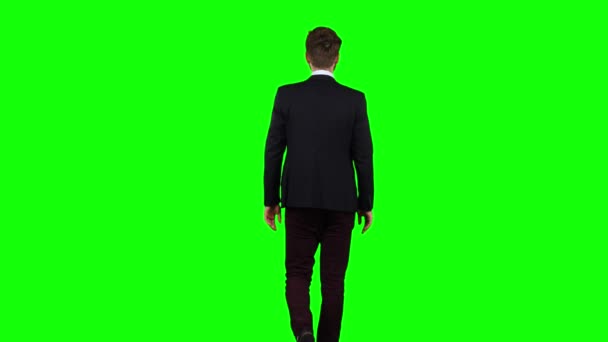 Muž se chystá setkání a mává pozdravy. Zelená obrazovka. Pohled zezadu — Stock video
