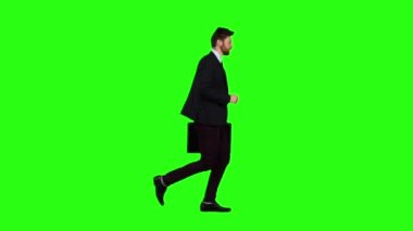 Adam elinde bir çanta koşuyor, üzerinden atılıyor. Yeşil ekran. Ağır çekim