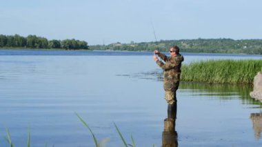 Adam bir olta yemi veriyor, balık yakalamak istiyor