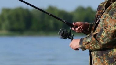 Fishermans el bobin üzerindeki kolu çevir ve balık çekin
