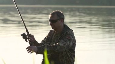 Adam bir olta yemi veriyor, balık yakalamak istiyor. Ağır çekim
