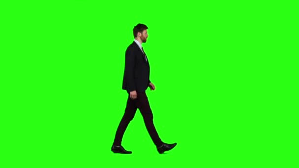 Muž chodí klidně po ulici, je šťastný. Zelená obrazovka. Zpomalený pohyb — Stock video
