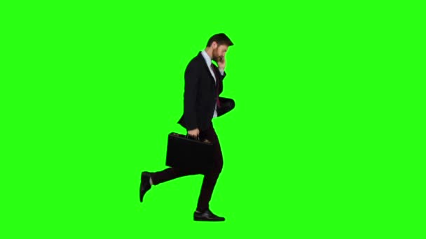 El hombre va a trabajar, entiende que llega tarde y comienza a correr. Pantalla verde. Movimiento lento — Vídeos de Stock