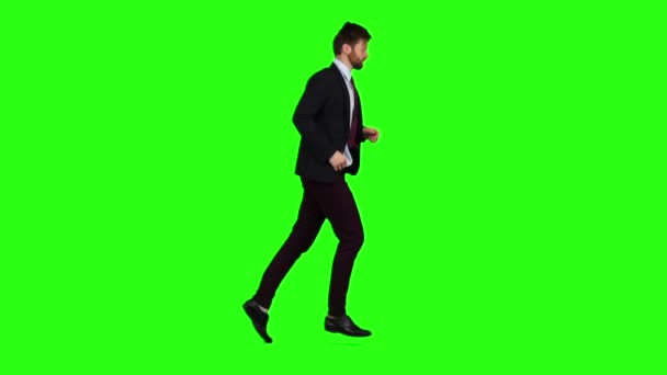 El hombre de negocios corre al trabajo, llega tarde a una reunión importante. Pantalla Verde. Movimiento lento — Vídeo de stock