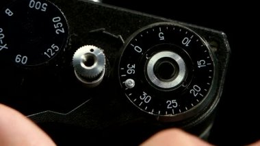 Basarak film geri SAR düğmesine. Eski kamera closeup yavaş hareket