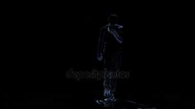 Siluet adam gerçekleştirmek fren dans siyah arka plan üzerine, bilgisayar grafikleri