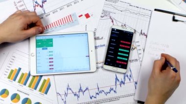 Broker büyüme değerli metaller için fiyatları üzerinde notlar yapar