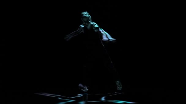 Gráficos por computadora, hombre silueta realizar baile de freno sobre fondo negro — Vídeos de Stock