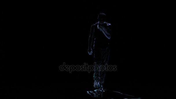 Silhouette homme effectuer danse de frein sur fond noir, infographie 