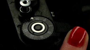 Ağır çekimde basarak Closeup eski fotoğraf makinesi Obtüratör butonuna,